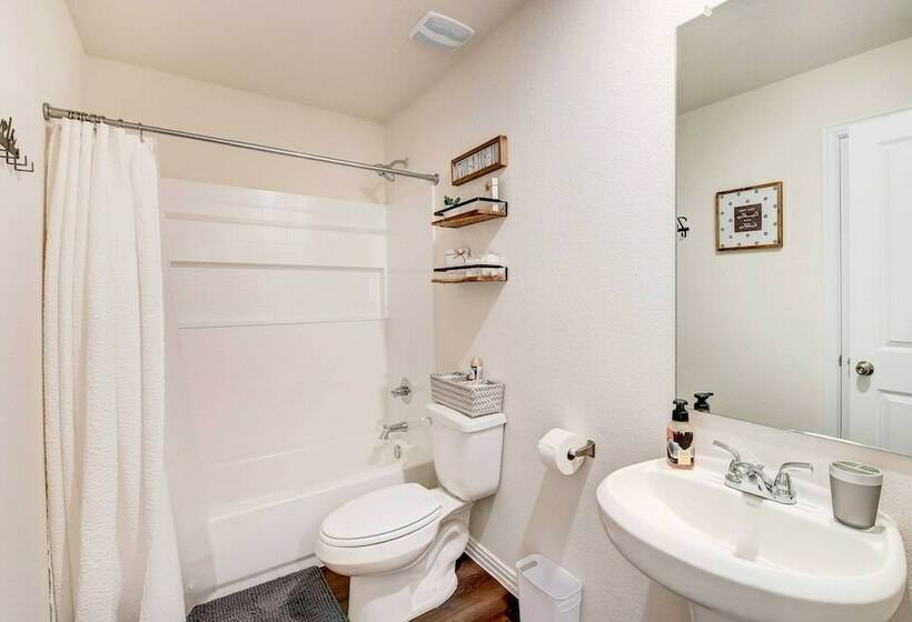 ~ 6 Mi To Waco: Newly Constructed Family Home