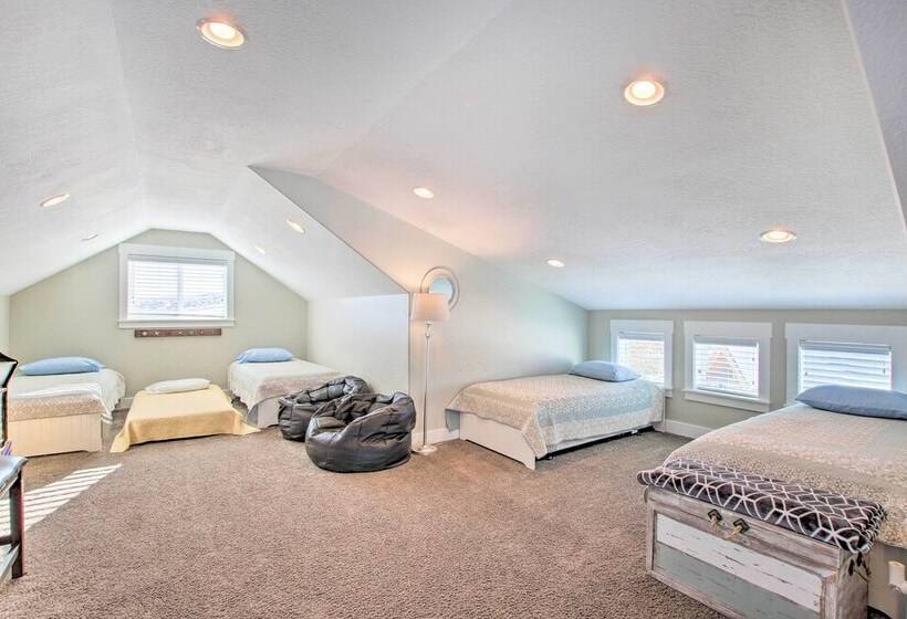 Garden City Gem: Private Hot Tub & Game Room!