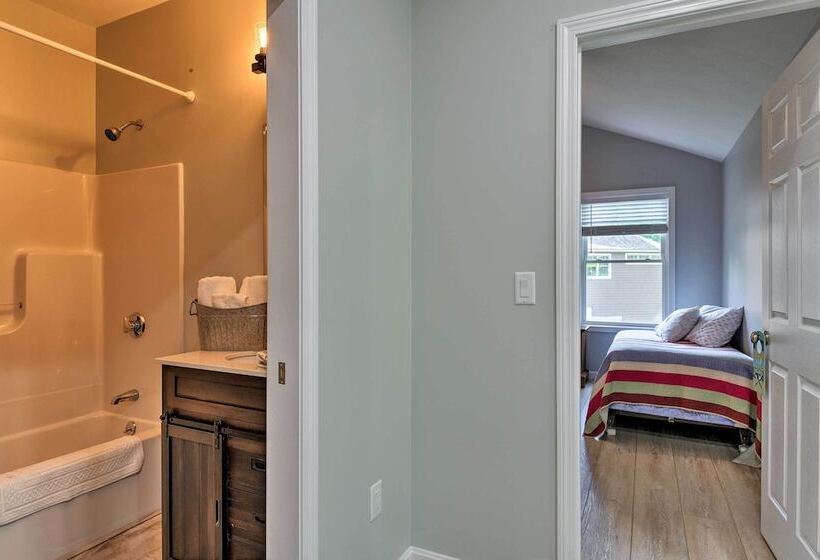 Covered Deck, Grill & Game Room: Gilford House!