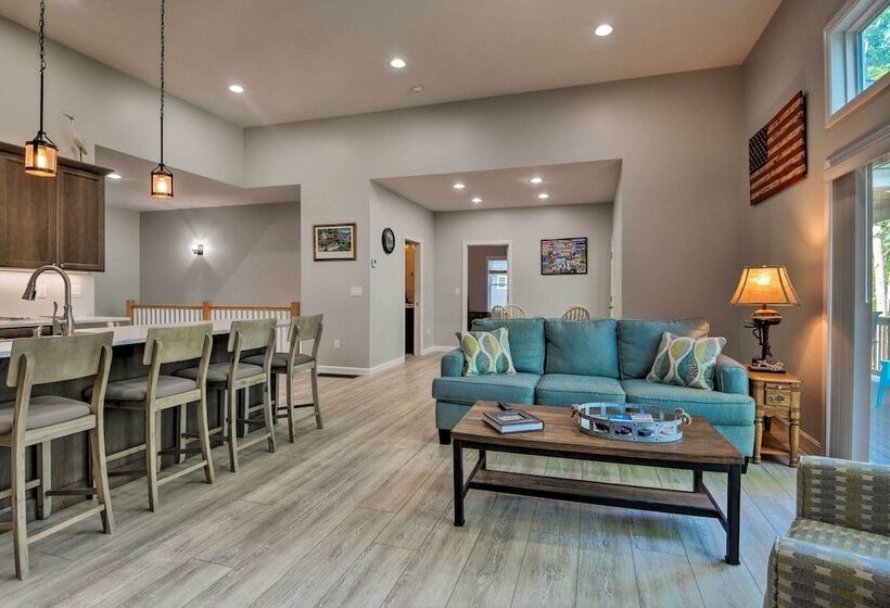 Covered Deck, Grill & Game Room: Gilford House!