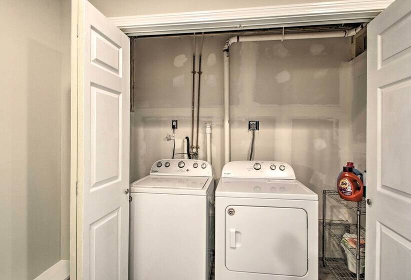 Covered Deck, Grill & Game Room: Gilford House!