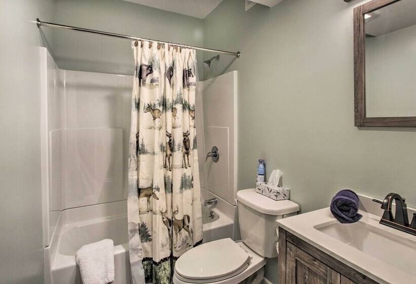 Covered Deck, Grill & Game Room: Gilford House!