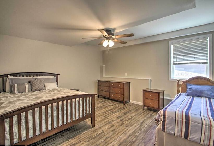 Covered Deck, Grill & Game Room: Gilford House!