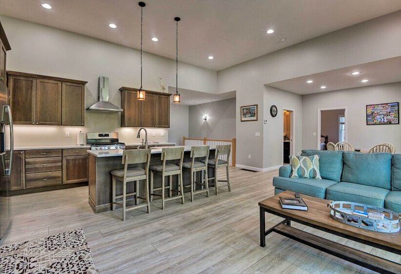 Covered Deck, Grill & Game Room: Gilford House!