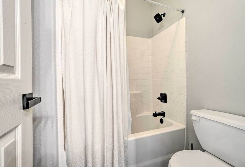 Glendale Home, 4 Mi To Peoria Sports Complex!