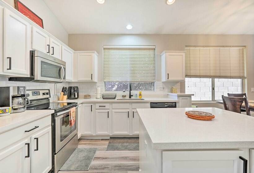 Glendale Home, 4 Mi To Peoria Sports Complex!