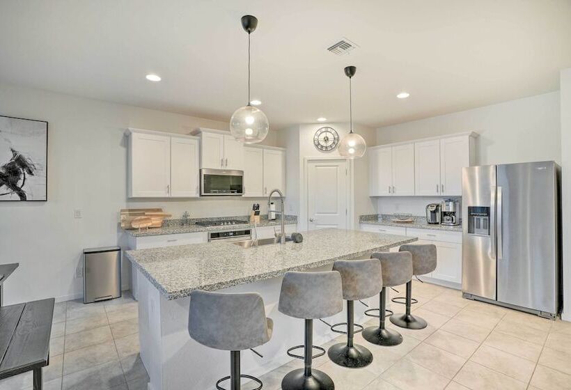 New Build Glendale Home W/ Hot Tub + Putting Green