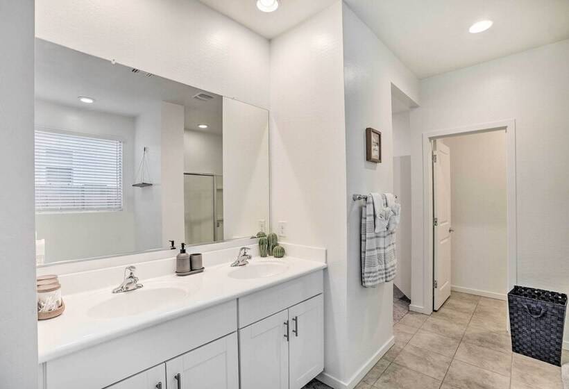 New Build Glendale Home W/ Hot Tub + Putting Green