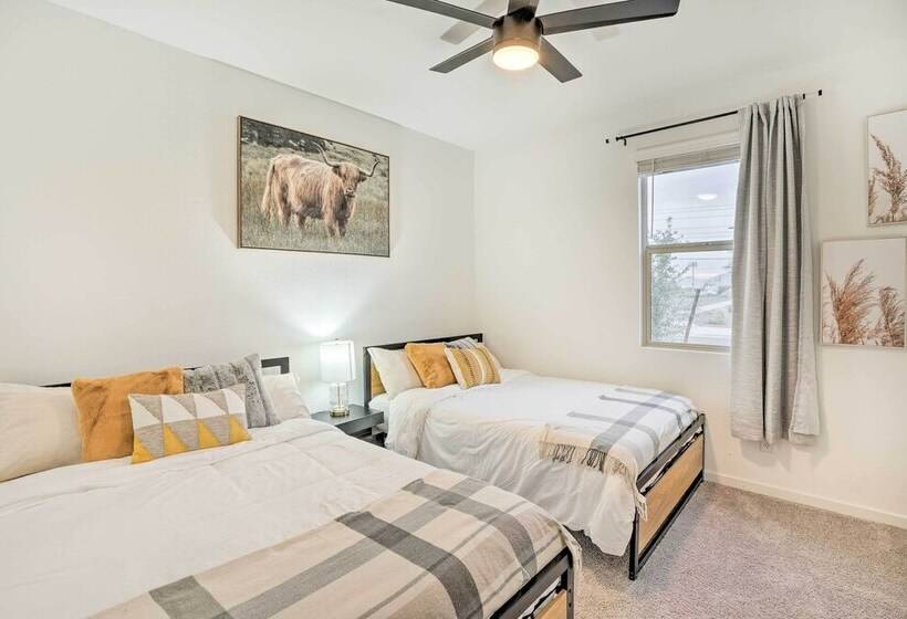 New Build Glendale Home W/ Hot Tub + Putting Green