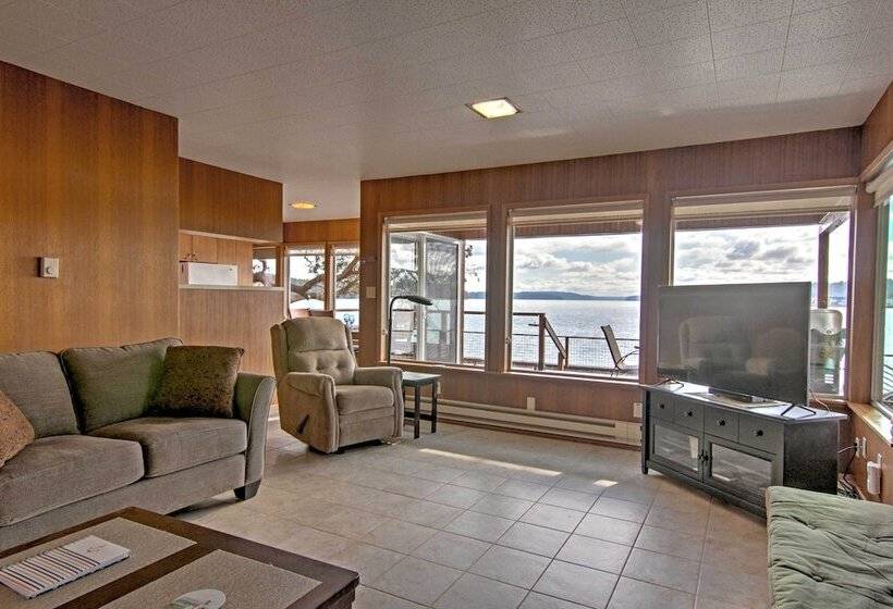 Gorgeous Poulsbo Waterfront Home On Liberty Bay!