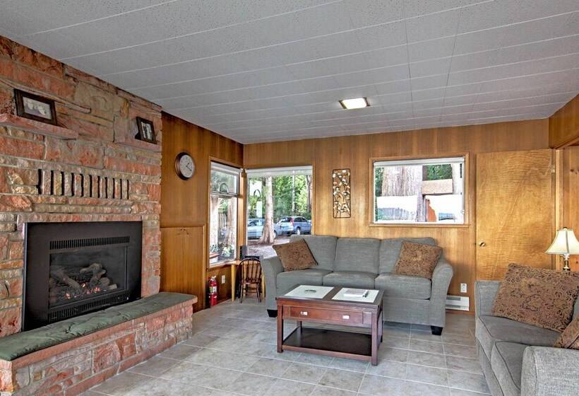 Gorgeous Poulsbo Waterfront Home On Liberty Bay!