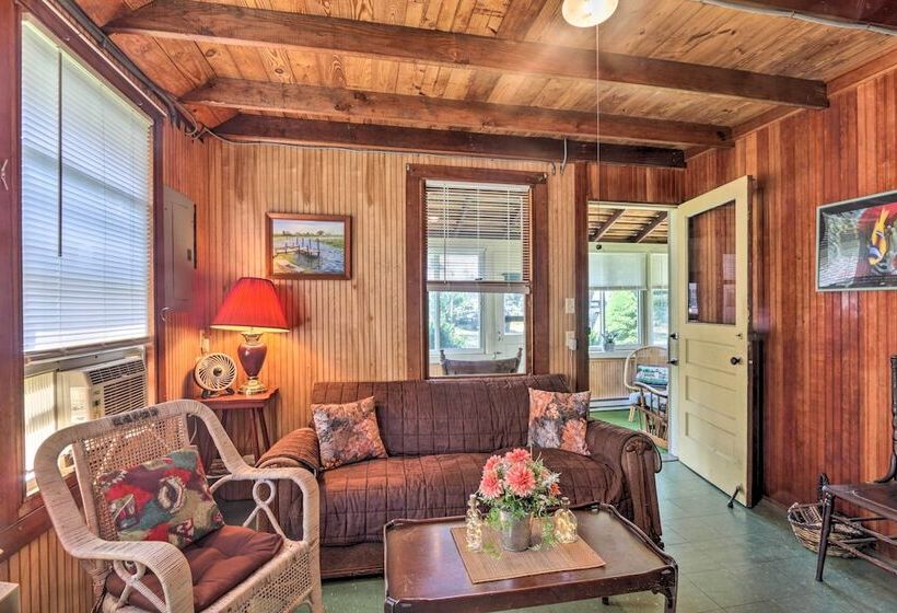 Grandma S Cottage  W/ Sunroom: Walk To Beach