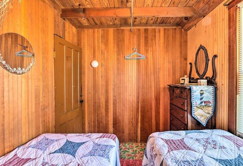 Grandma S Cottage  W/ Sunroom: Walk To Beach