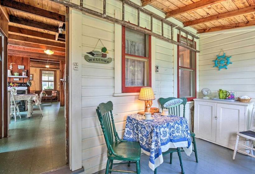 Grandma S Cottage  W/ Sunroom: Walk To Beach