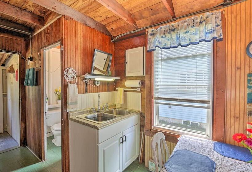 Grandma S Cottage  W/ Sunroom: Walk To Beach