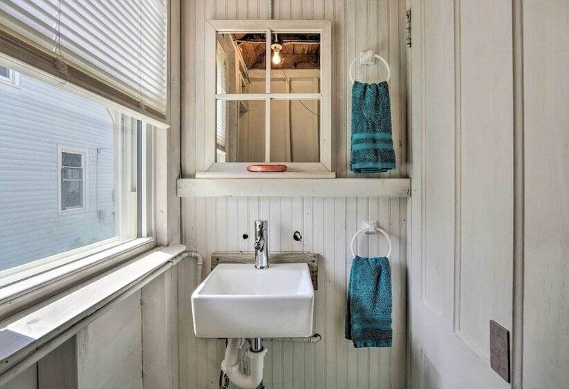 Grandma S Cottage  W/ Sunroom: Walk To Beach