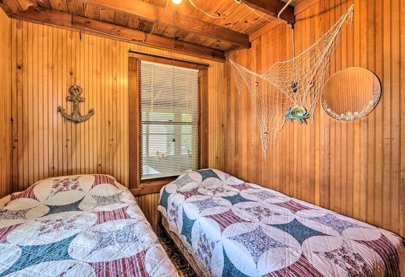 Grandma S Cottage  W/ Sunroom: Walk To Beach