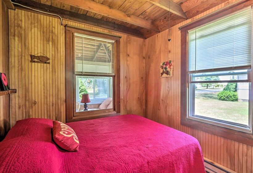 Grandma S Cottage  W/ Sunroom: Walk To Beach