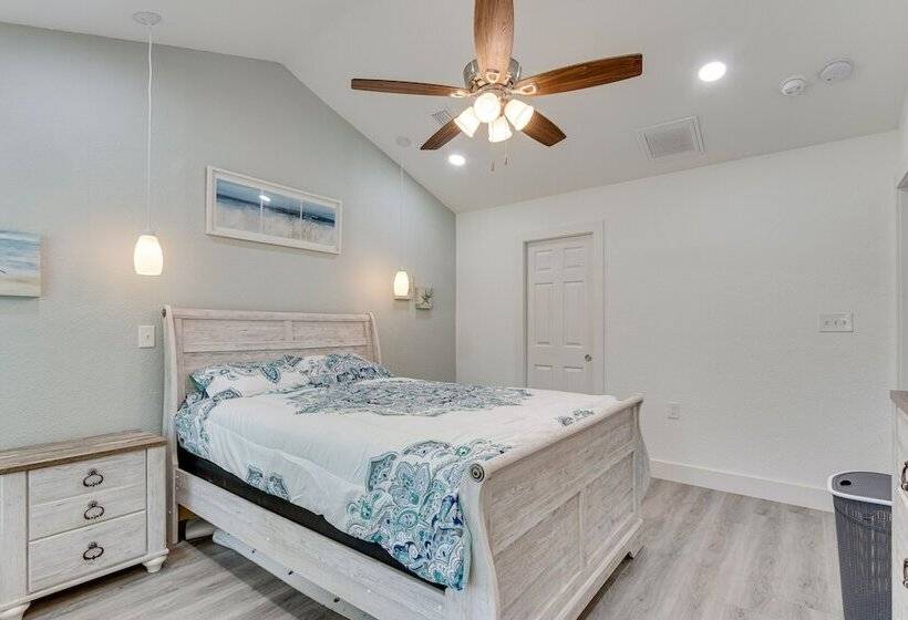 Gulf Breeze Home W/ Screened Porch: Near Beach!