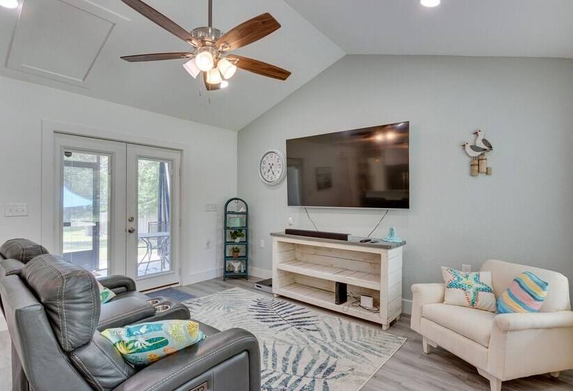 Gulf Breeze Home W/ Screened Porch: Near Beach!