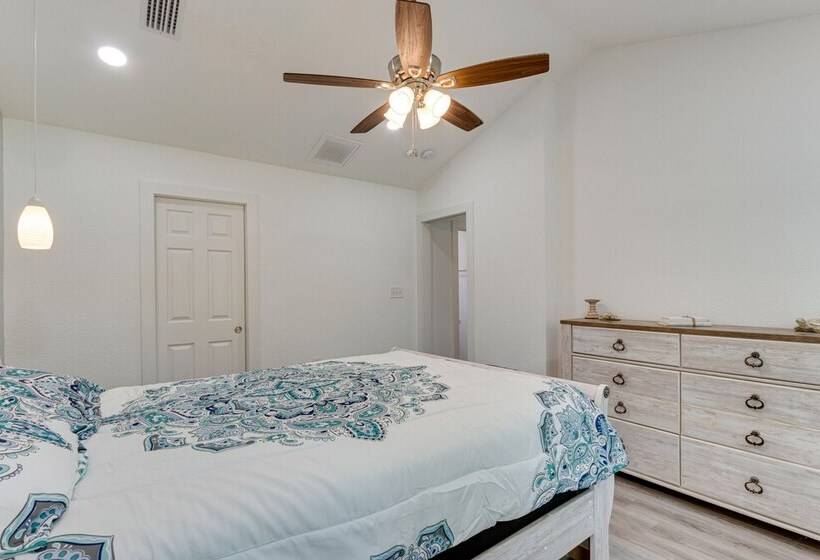 Gulf Breeze Home W/ Screened Porch: Near Beach!