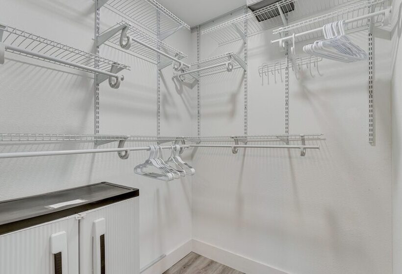 Gulf Breeze Home W/ Screened Porch: Near Beach!