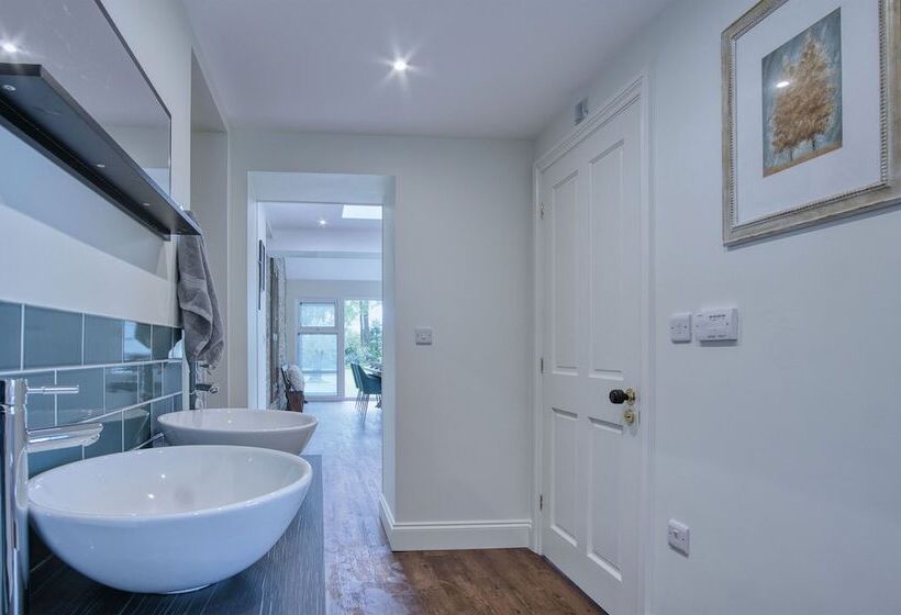 Hill House Country Estate   Princes Gate