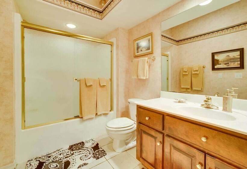 Home In Bella Vista W/ Deck & Lake Windsor Views!