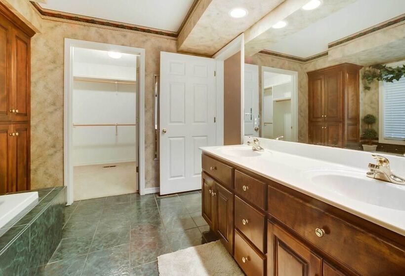 Home In Bella Vista W/ Deck & Lake Windsor Views!