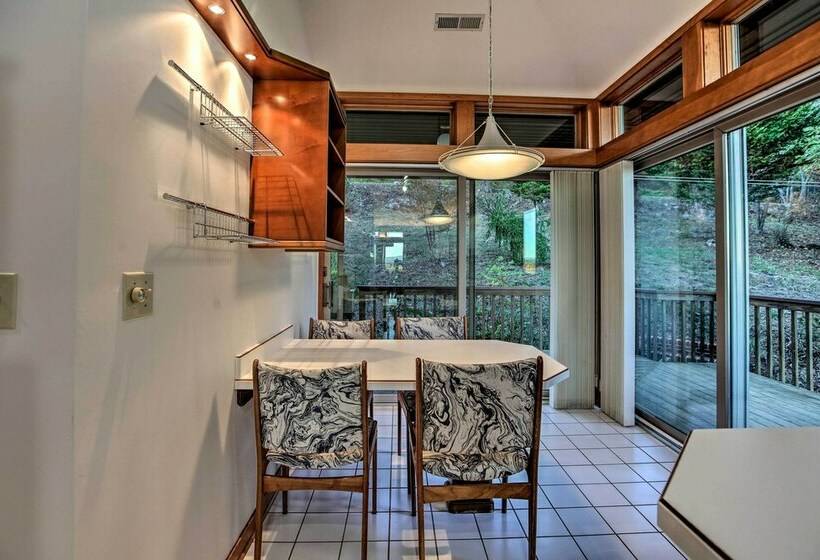 Home With Wraparound Deck + Blue Ridge Mtn Views!