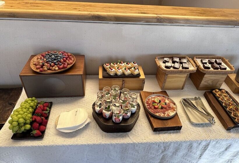 Sunyata Hotel. Deqin Meili