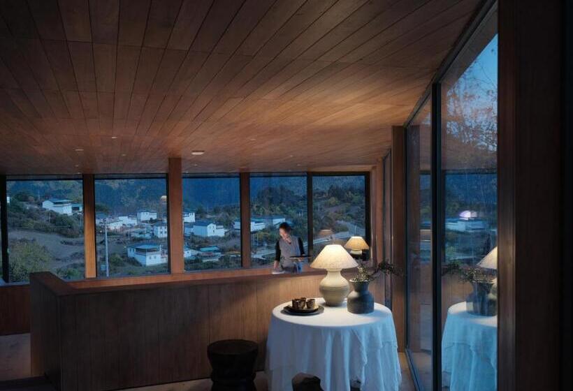 Sunyata Hotel. Deqin Meili