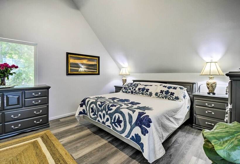 Inviting Lake Sutherland Home: Kayaks + View!