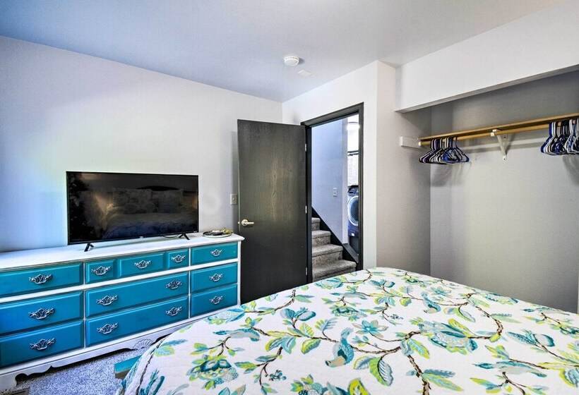 Inviting Lake Sutherland Home: Kayaks + View!