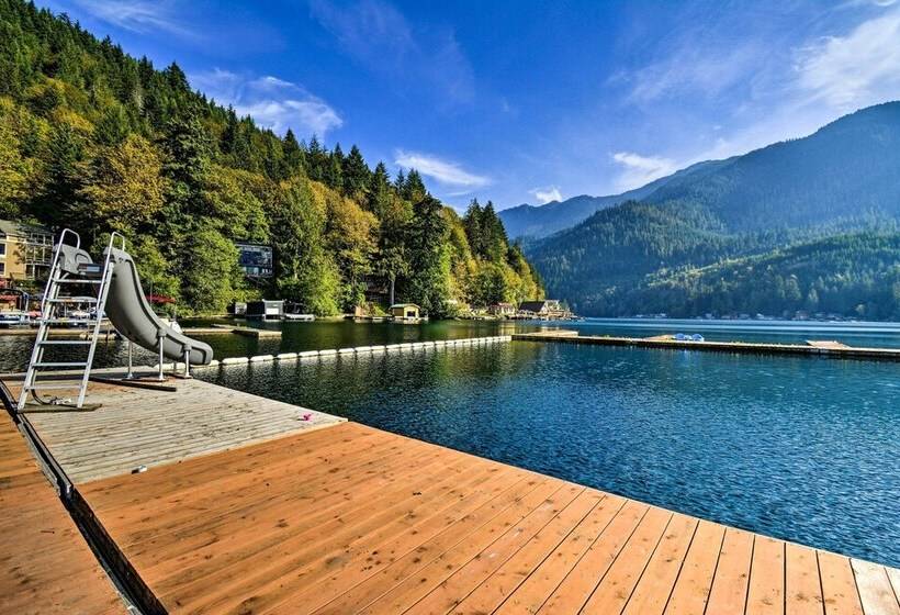 Inviting Lake Sutherland Home: Kayaks + View!