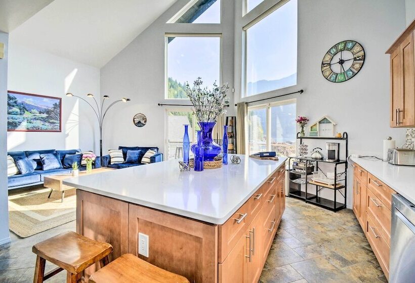 Inviting Lake Sutherland Home: Kayaks + View!