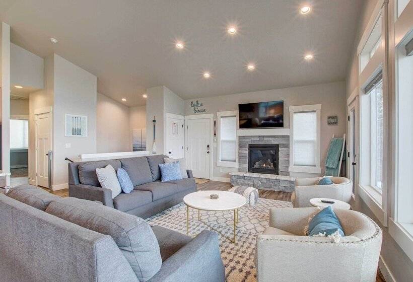 Lake View Escape W/ Private Beach Resort Access!