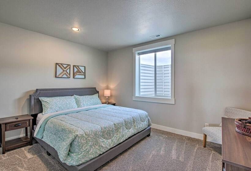 Lake View Escape W/ Private Beach Resort Access!