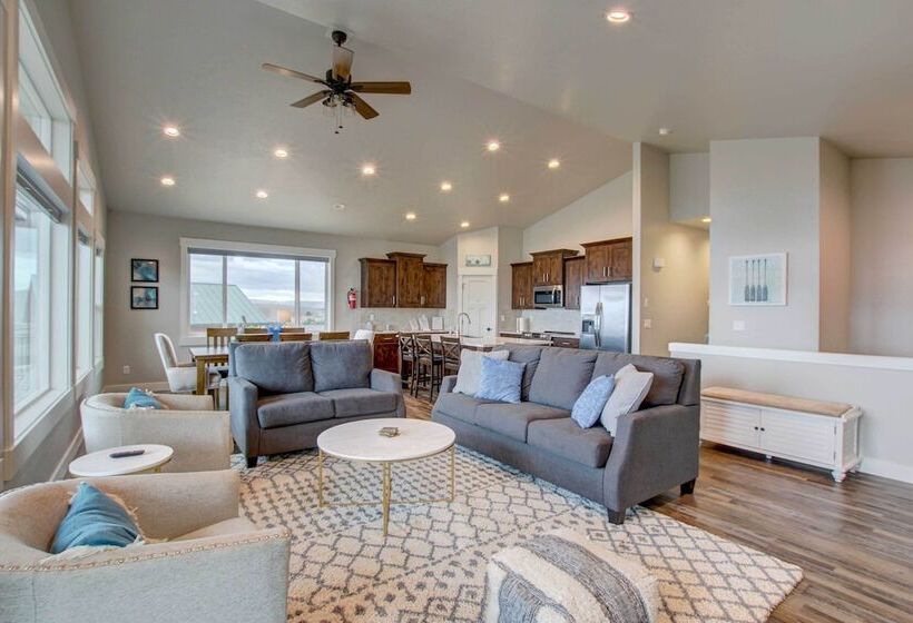 Lake View Escape W/ Private Beach Resort Access!