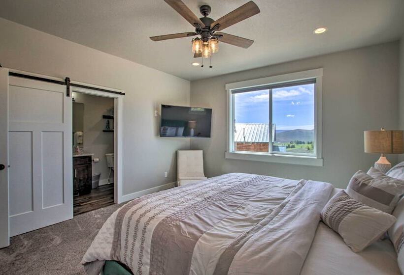 Lake View Escape W/ Private Beach Resort Access!