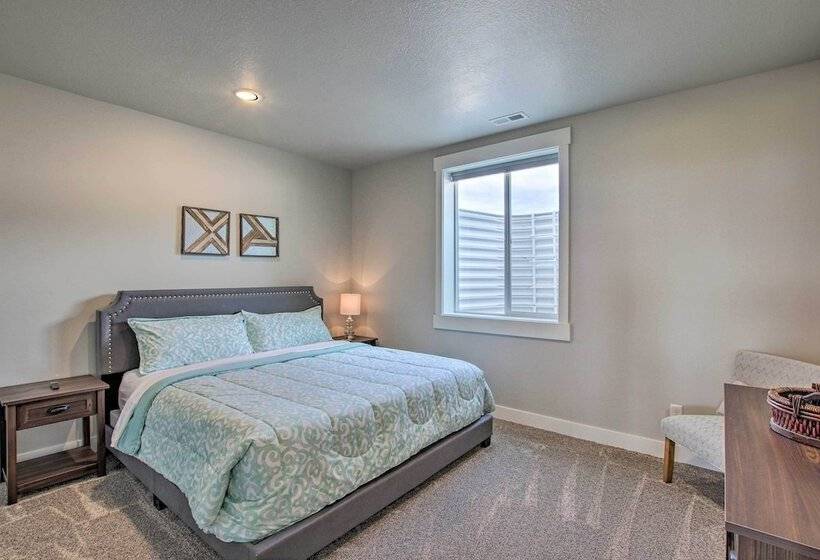 Lake View Escape W/ Private Beach Resort Access!