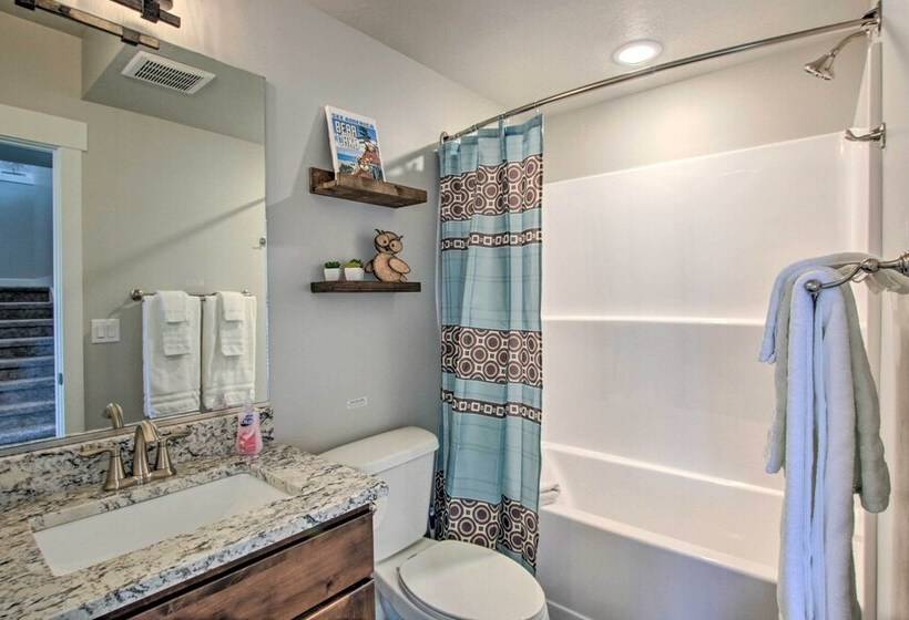 Lake View Escape W/ Private Beach Resort Access!