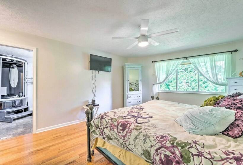 Lakefront Hendersonville Cabin Near Fishing!