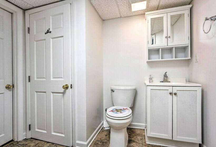 Lakefront Hendersonville Cabin Near Fishing!