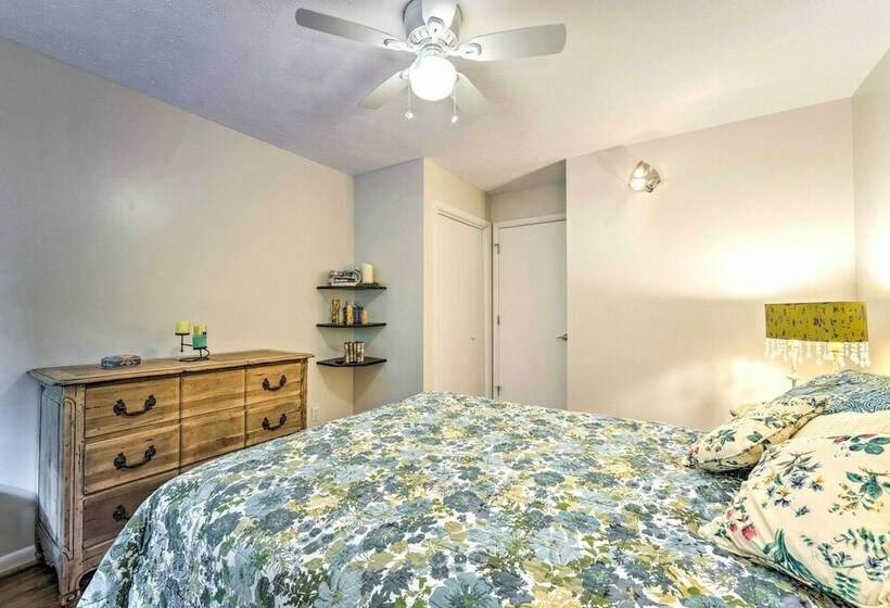 Lakefront Hendersonville Cabin Near Fishing!