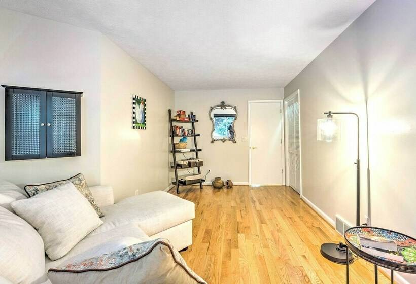 Lakefront Hendersonville Cabin Near Fishing!