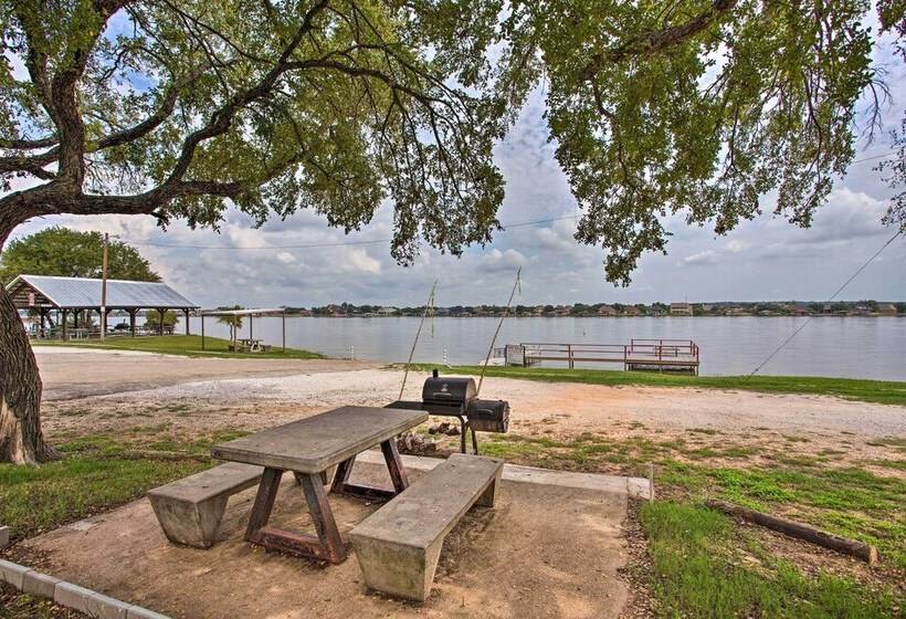 Granbury Cottage, Steps To Lake & Dock!