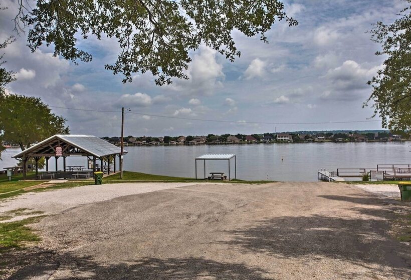 Granbury Cottage, Steps To Lake & Dock!