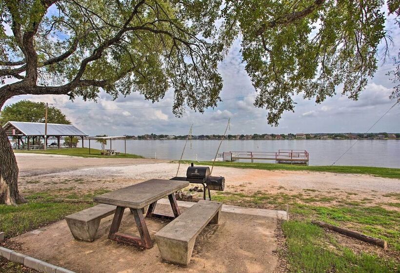 Granbury Cottage, Steps To Lake & Dock!