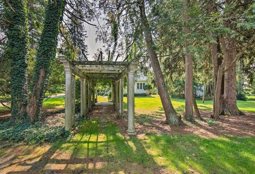 Lovely Reading Home W/ Large Yard On 7 Acres!